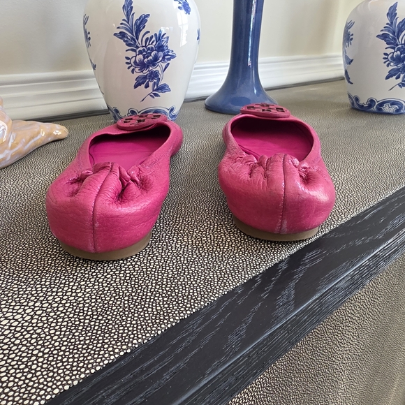 Tory Burch Pebbled Bright Pink Ballet Flats - Picture 4 of 6